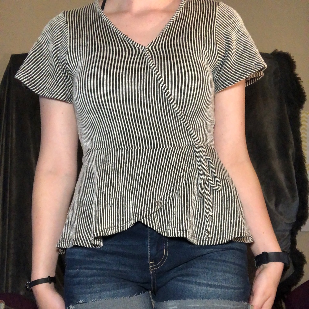 Cute black and white striped top!